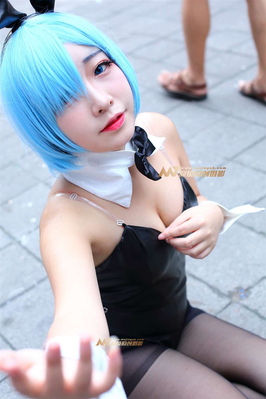 图片[2]-蓝发黑丝兔妹-街拍流行馆