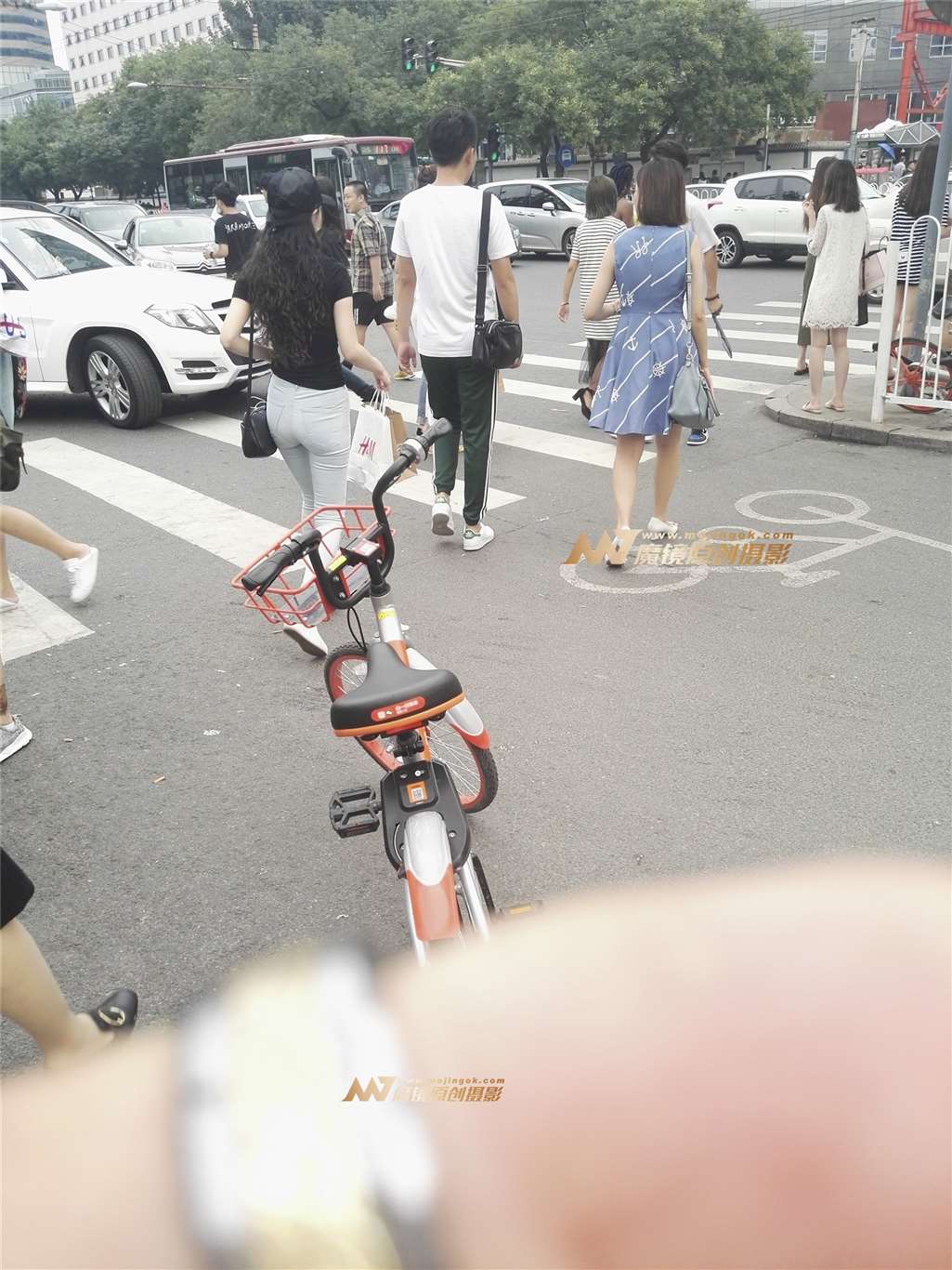 图片[3]-性感紧裤美臀-街拍流行馆