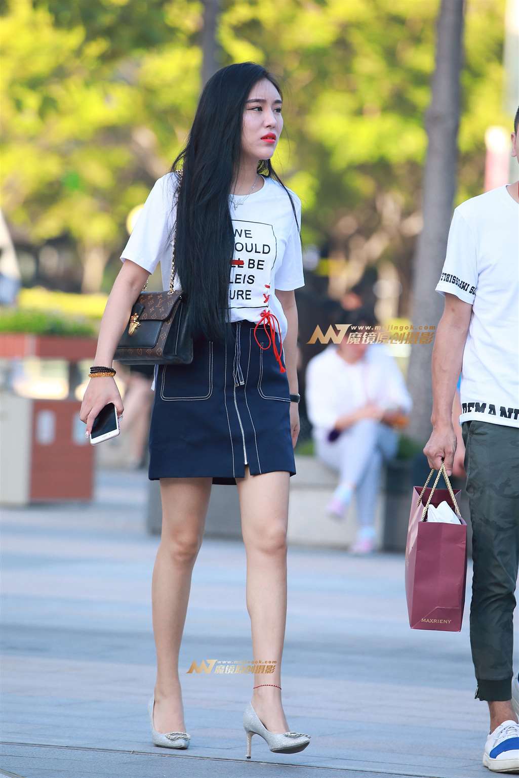 图片[1]-短裙，美腿，高跟-街拍流行馆