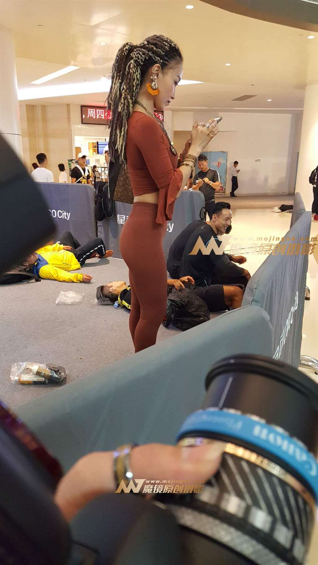 图片[3]-小蛮腰 紧身圆润翘臀，多角度拍摄-街拍流行馆