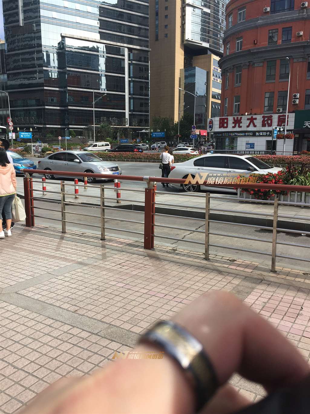 图片[3]-黑紧身裤 勾勒丰臀-街拍流行馆