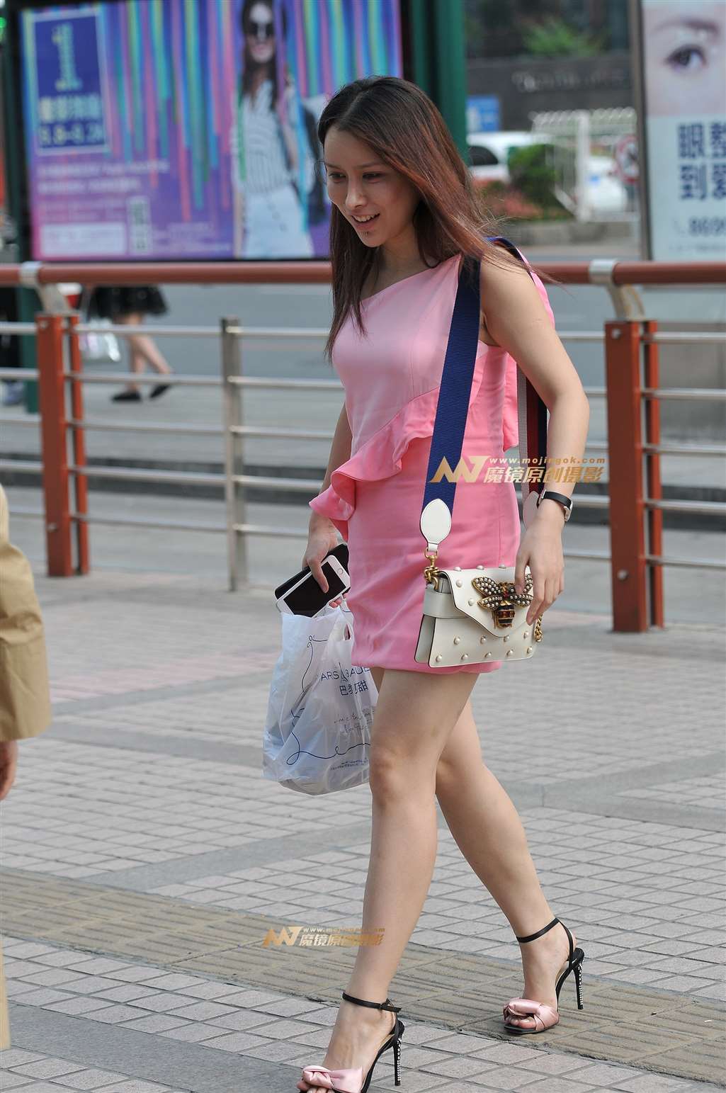 图片[1]-粉色短裙 美腿高跟-街拍流行馆