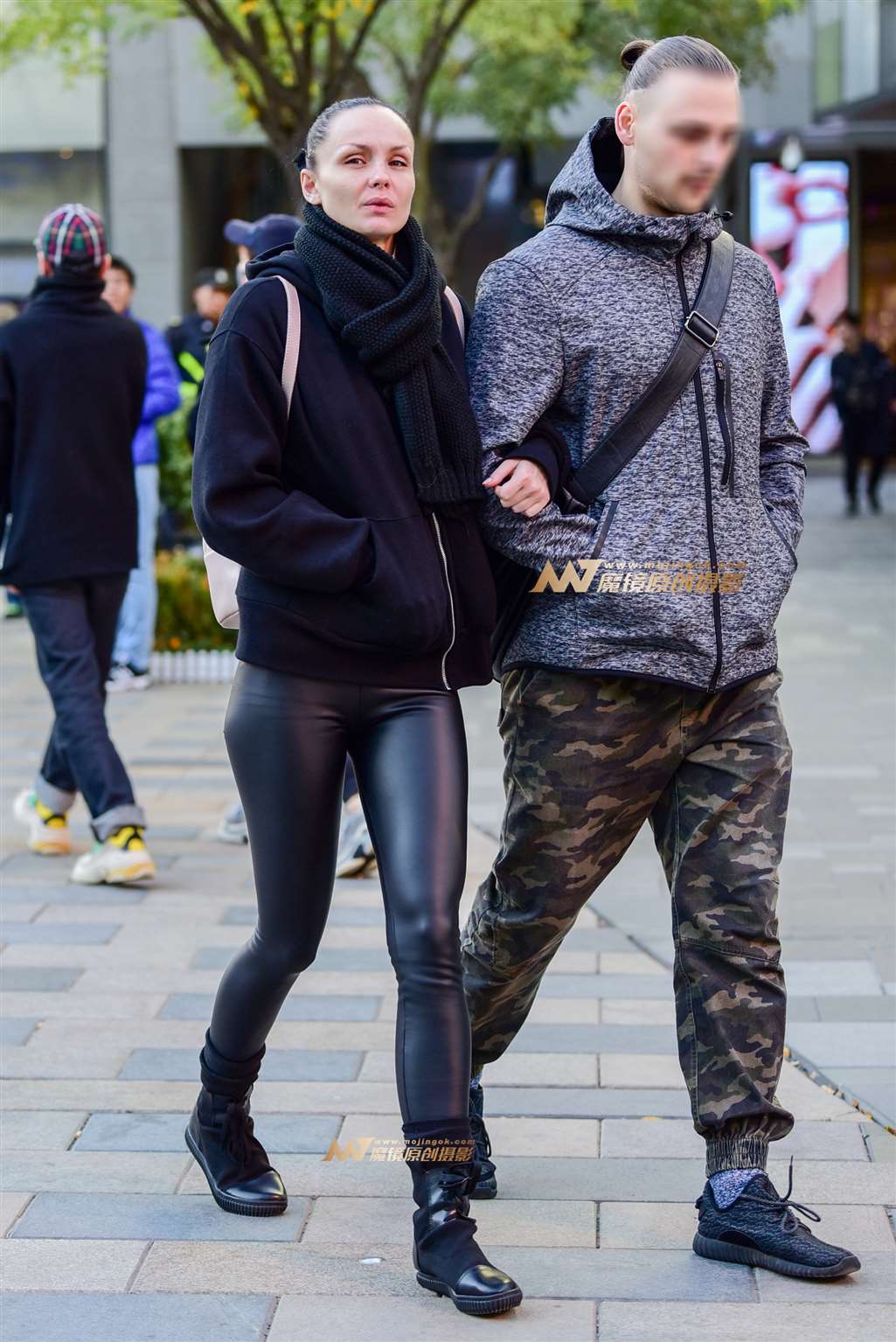 图片[1]-高挑的俄罗斯 紧身皮裤女郎-街拍流行馆