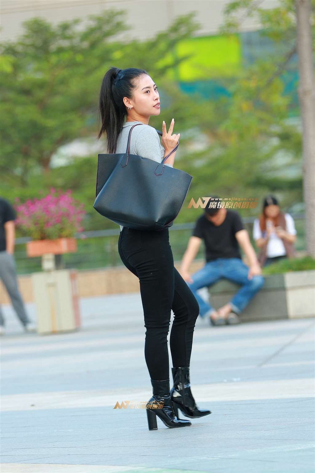 图片[1]-性感露腰, 紧身翘臀 美眉-街拍流行馆
