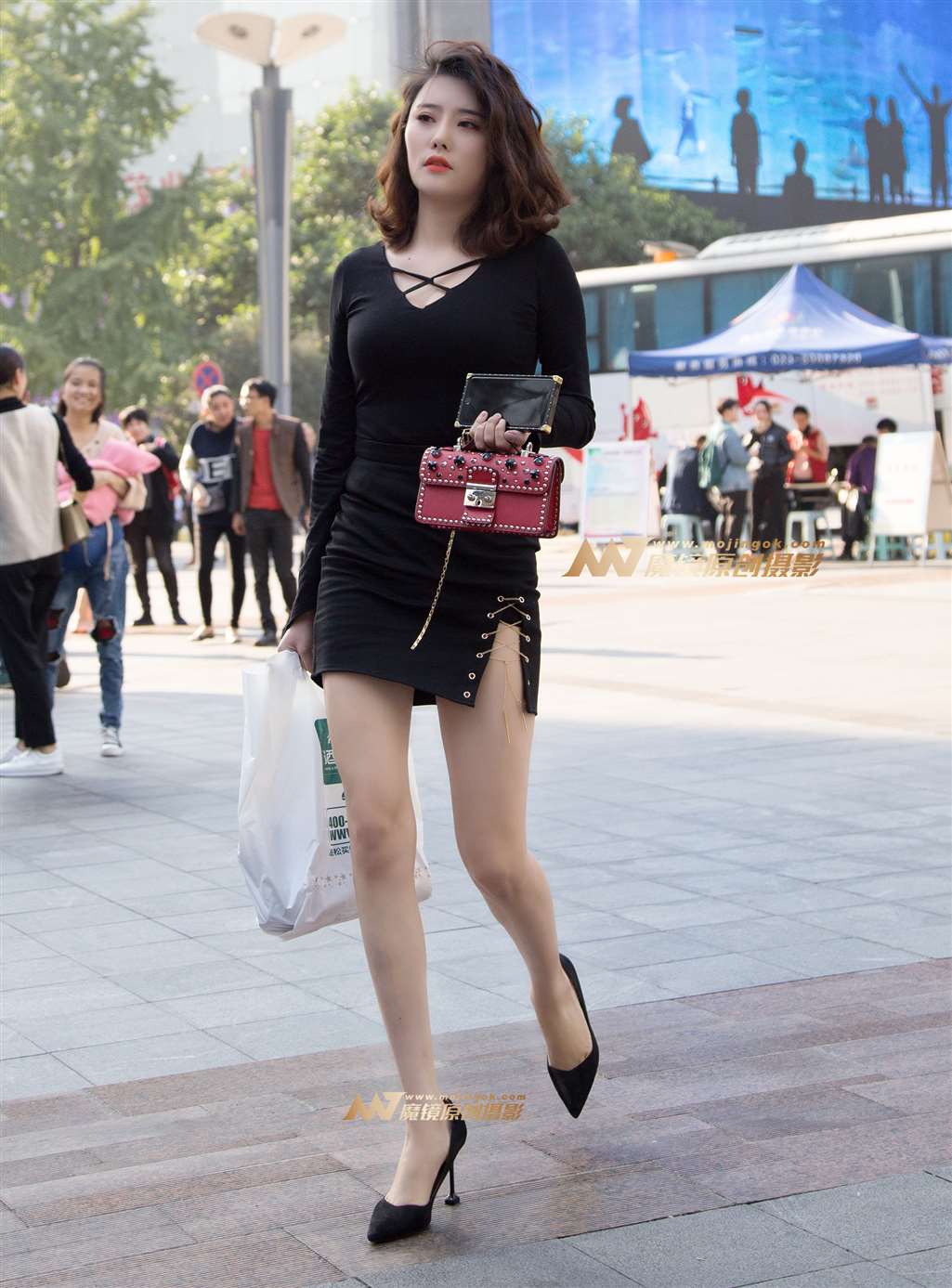 图片[1]-性感的长腿美女-街拍流行馆