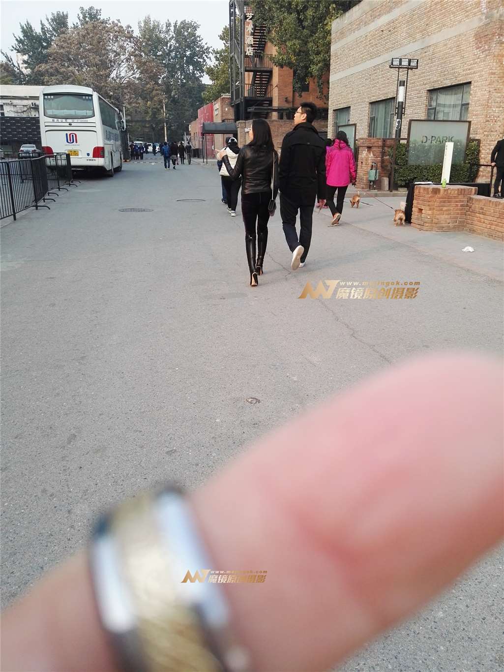 图片[2]-美臀长腿高靴-街拍流行馆