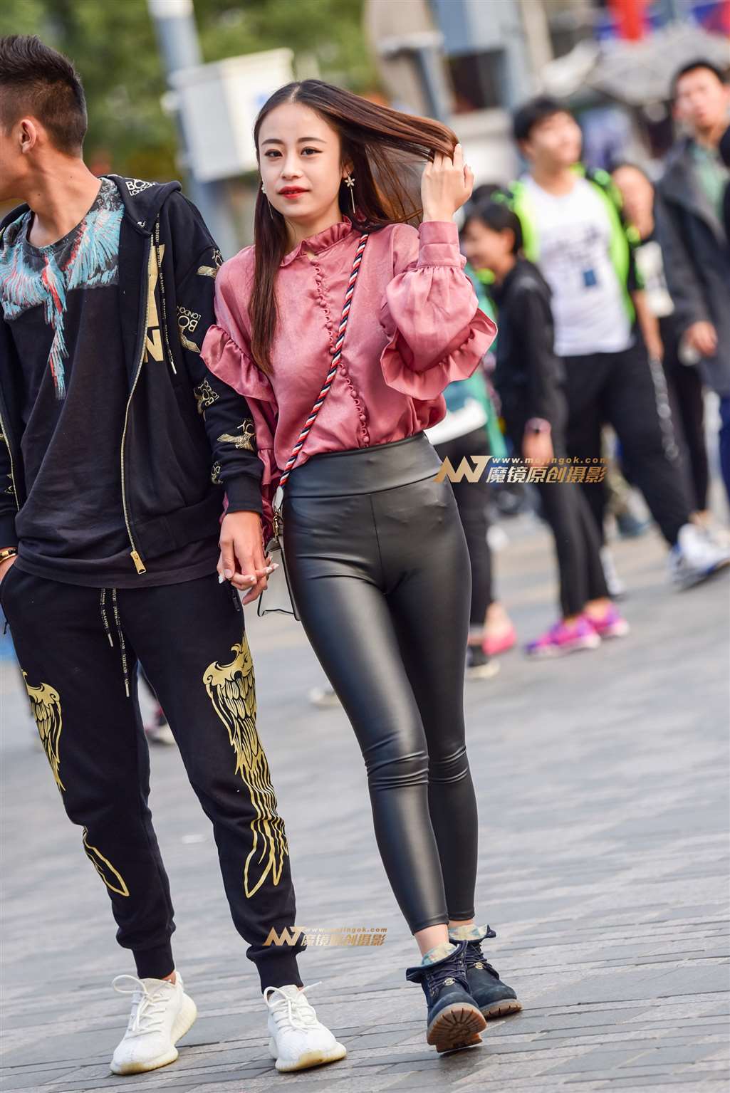 图片[1]-皮裤美女 勒痕若隐若现-街拍流行馆