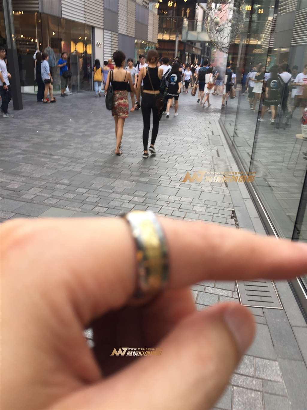 图片[3]-开心两美女-街拍流行馆