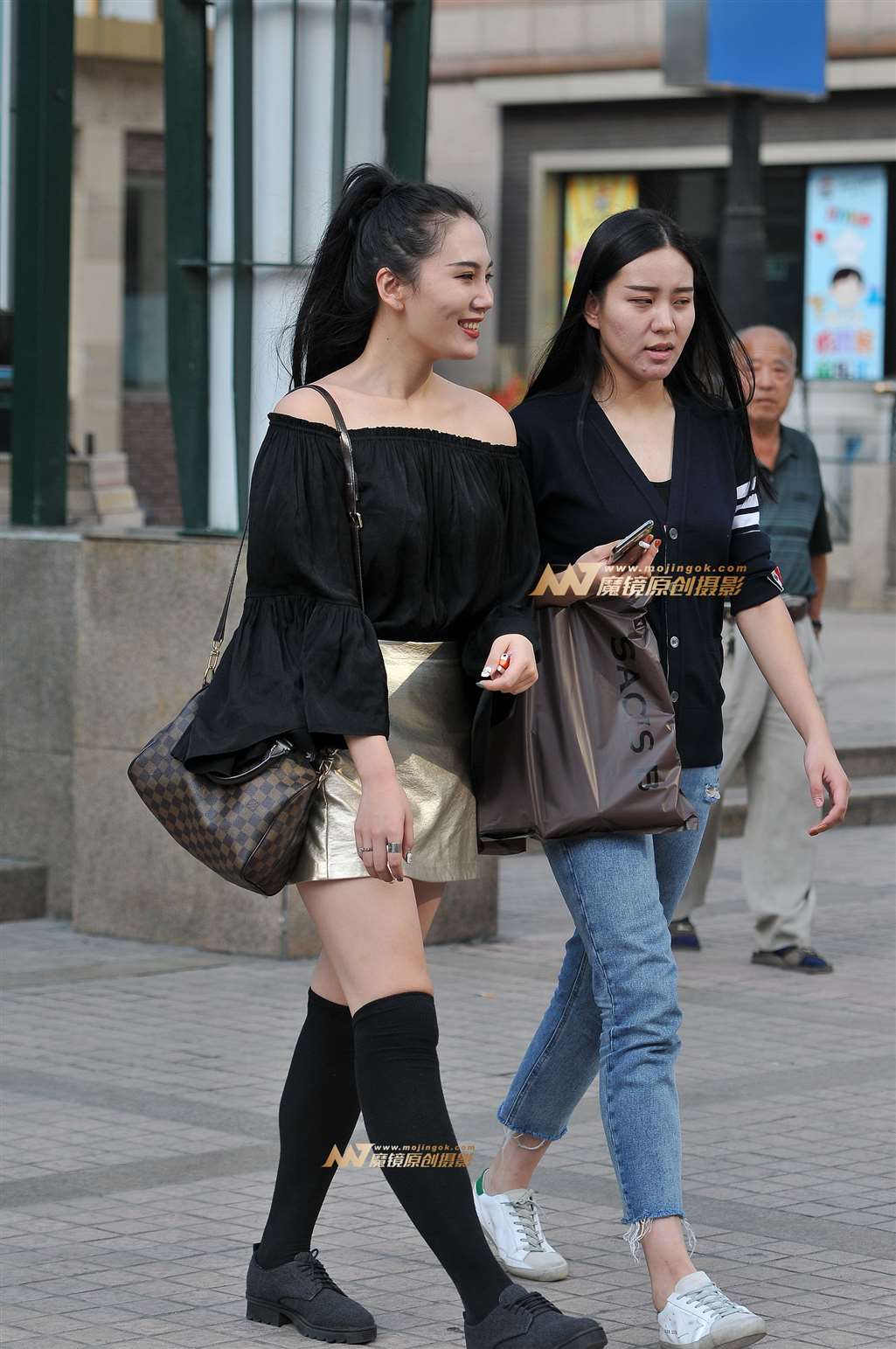 图片[1]-金色亮皮短裙 长筒袜-街拍流行馆