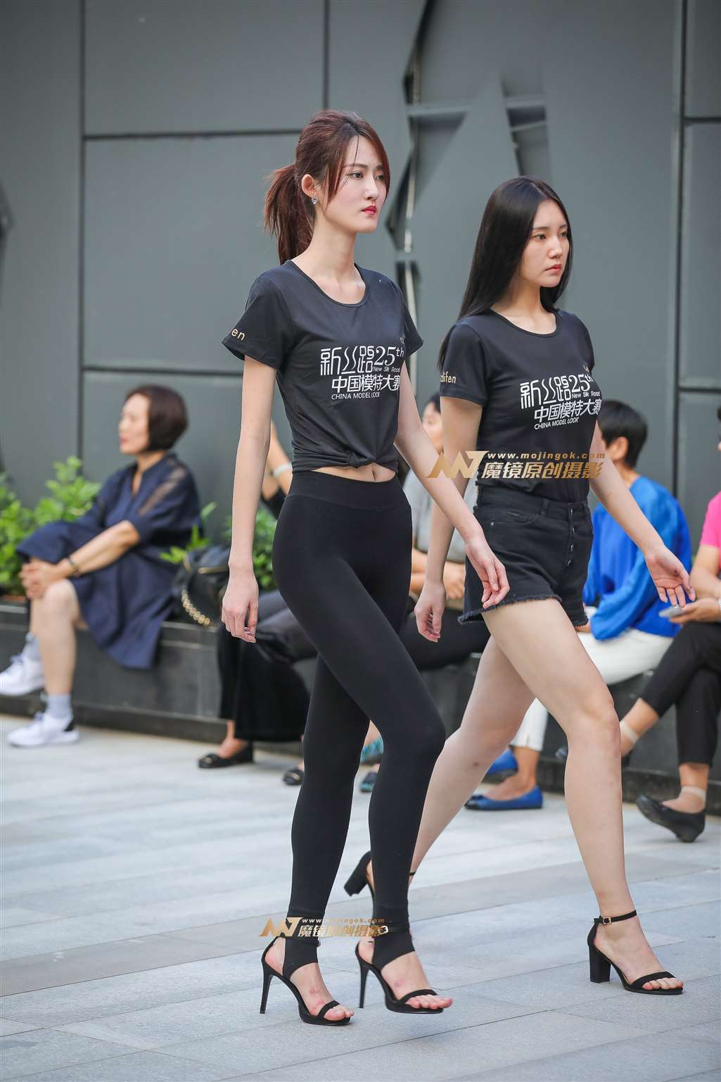 图片[1]-高挑透亮丝袜长腿-街拍流行馆