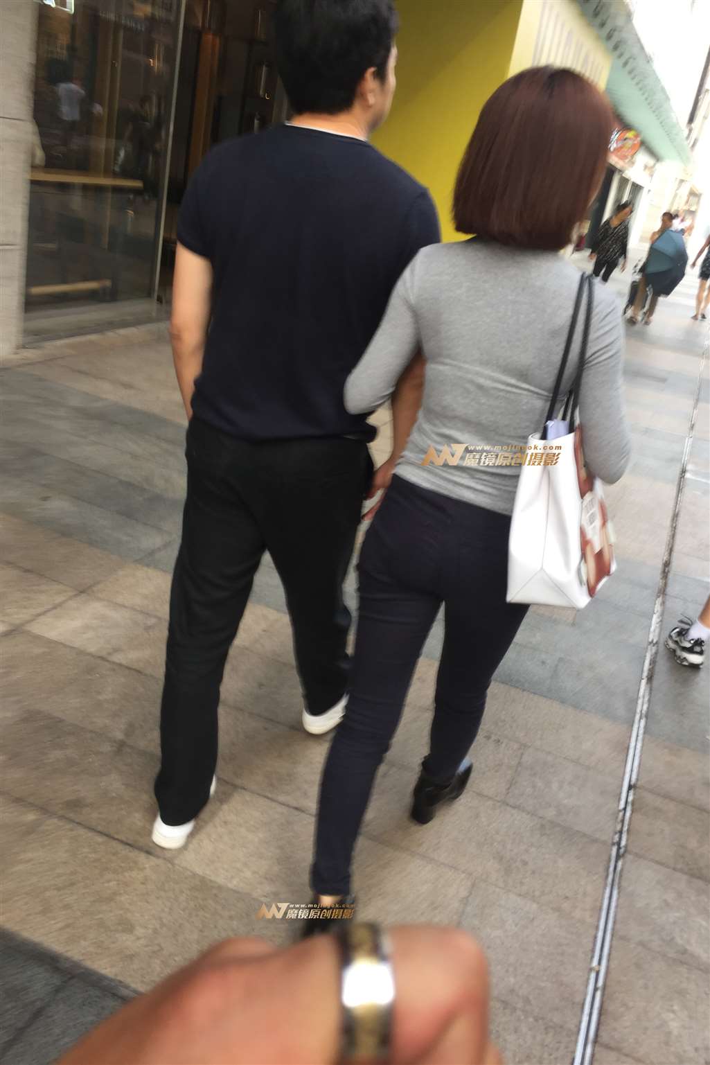 图片[2]-靓妹子也有长腿翘臀-街拍流行馆