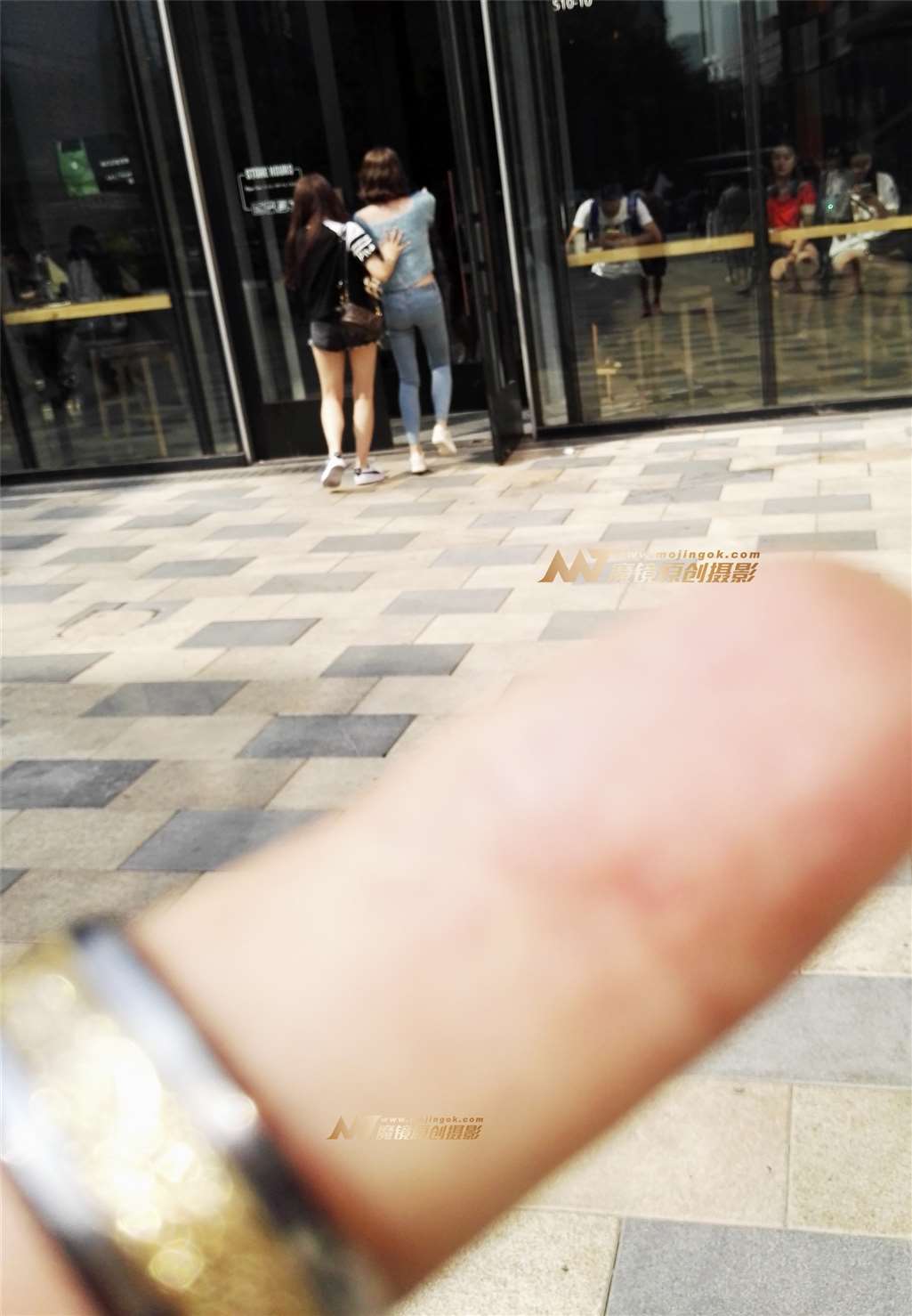 图片[3]-牛仔热裤凸显性感美臀-街拍流行馆