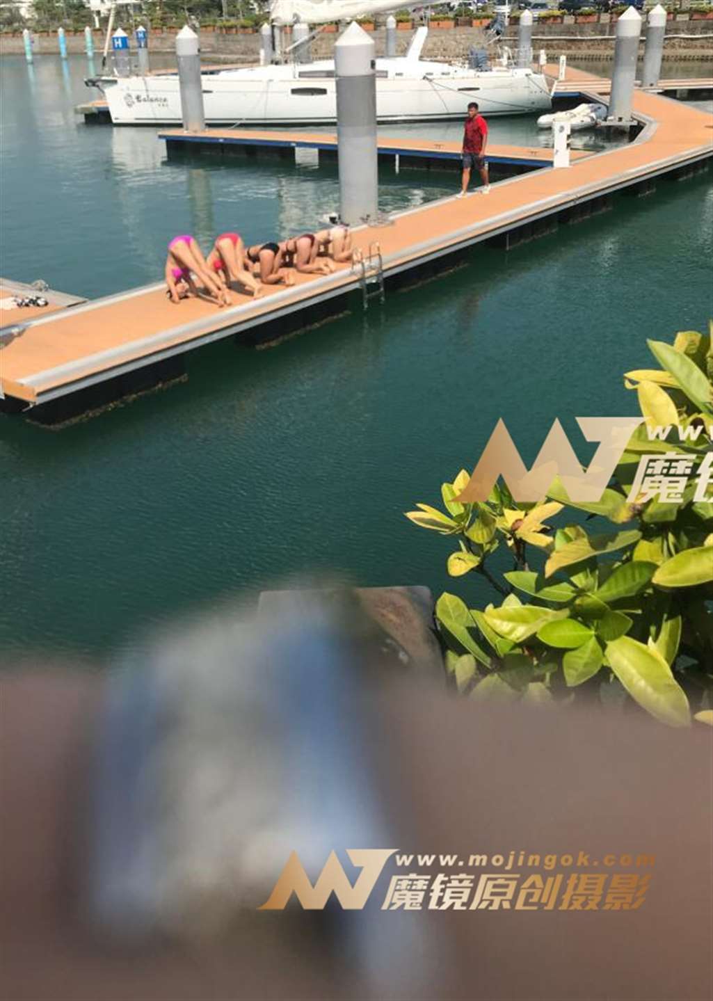 图片[2]-水上桨板黑色泳装美女-街拍流行馆