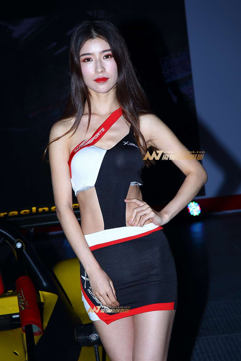 图片[3]-端庄的黑白短裙美腿车模-街拍流行馆