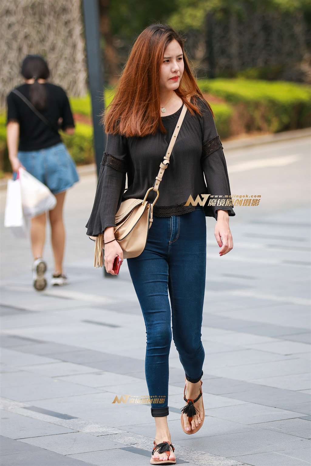 图片[1]-牛仔小妹-街拍流行馆