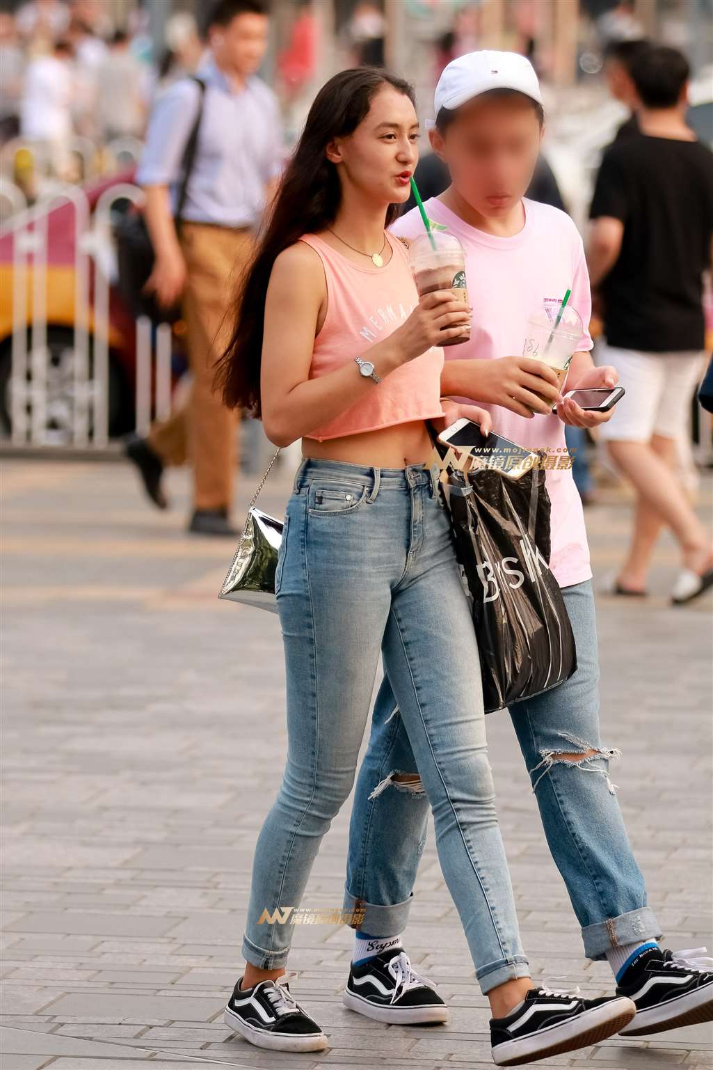 图片[1]-混血露脐女友-街拍流行馆