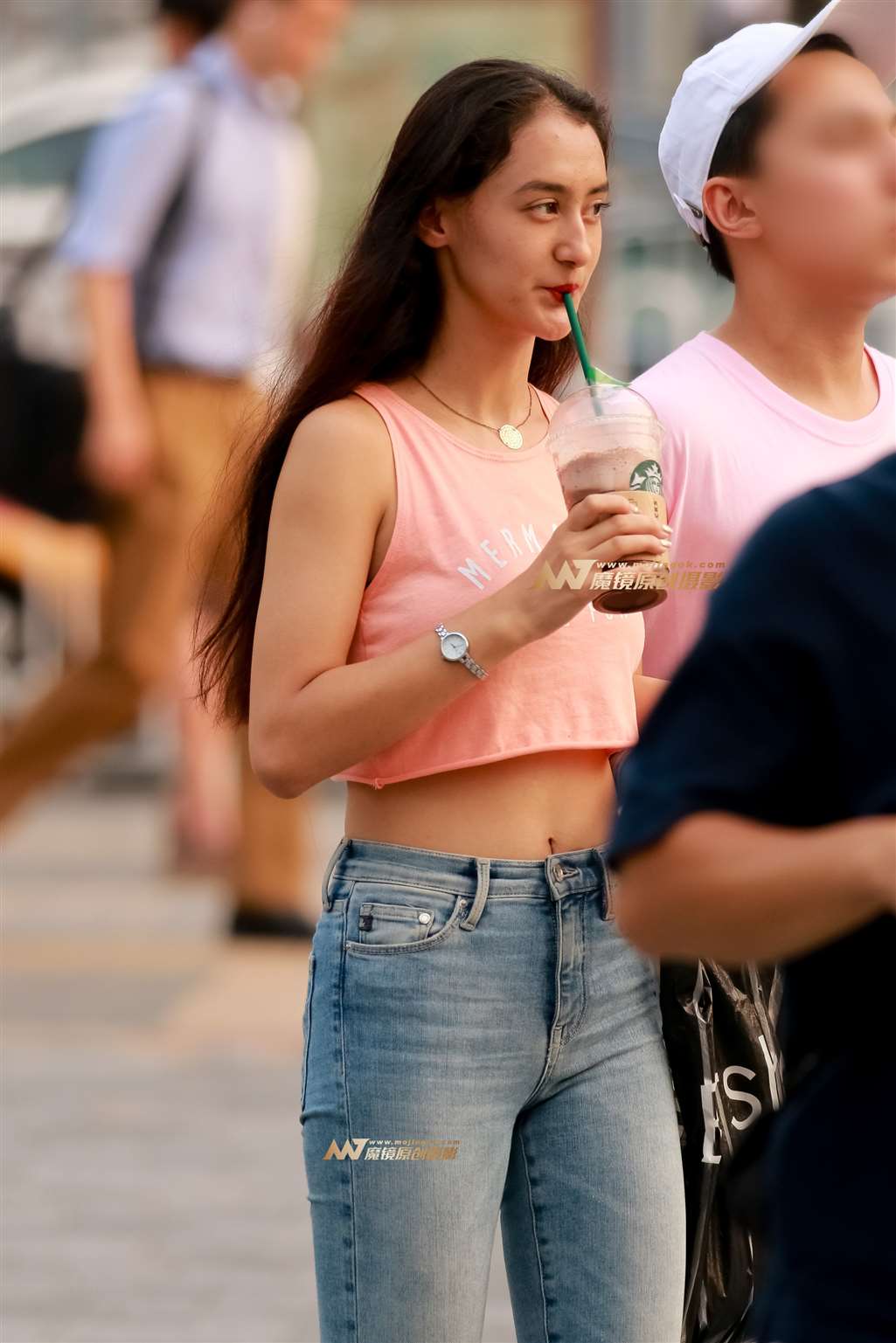 图片[2]-混血露脐女友-街拍流行馆