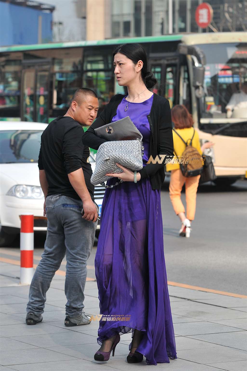 图片[3]-丰胸纱裙少妇-街拍流行馆