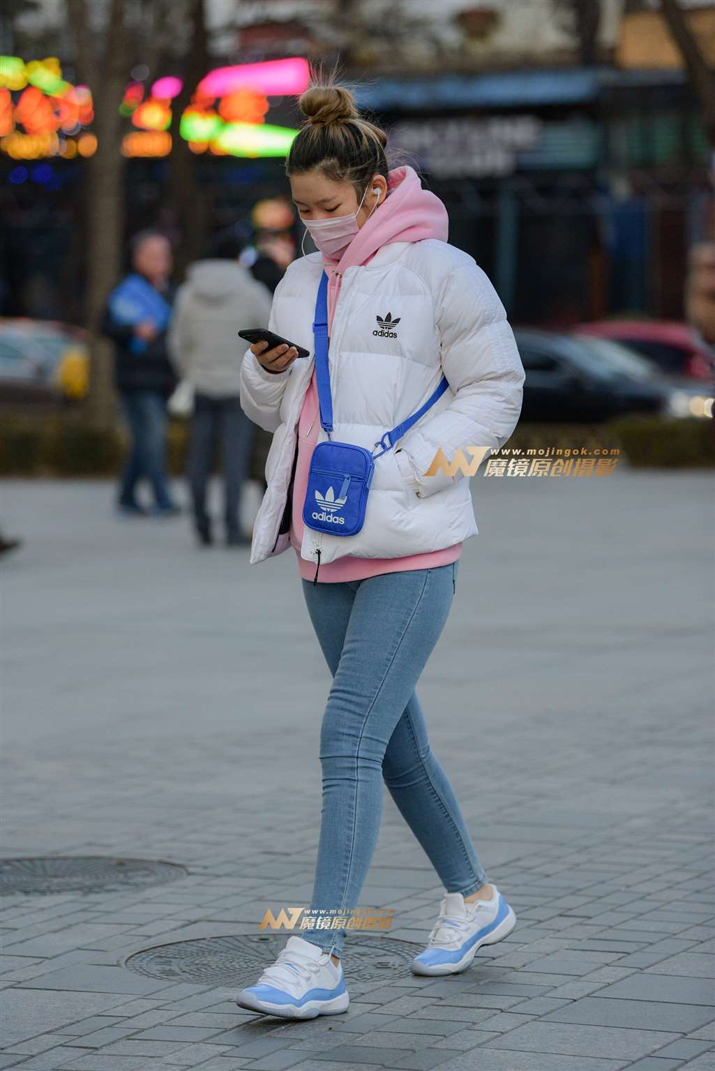 图片[1]-紧身肥臀仔裤女-街拍流行馆