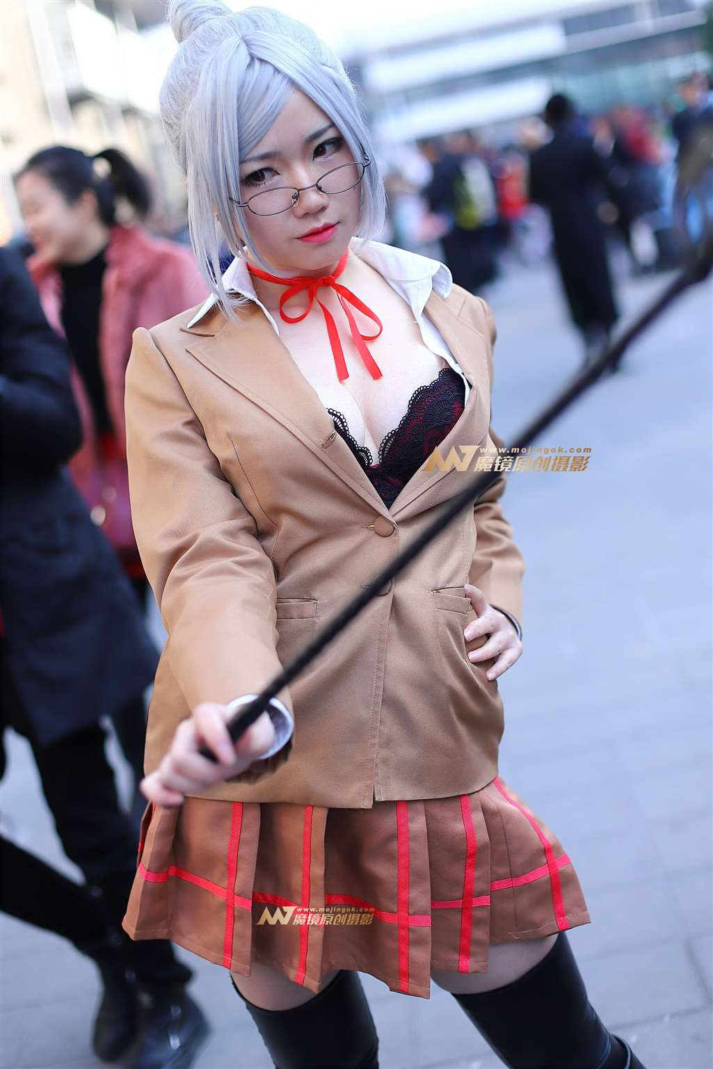 图片[1]-日系四眼美胸妹-街拍流行馆