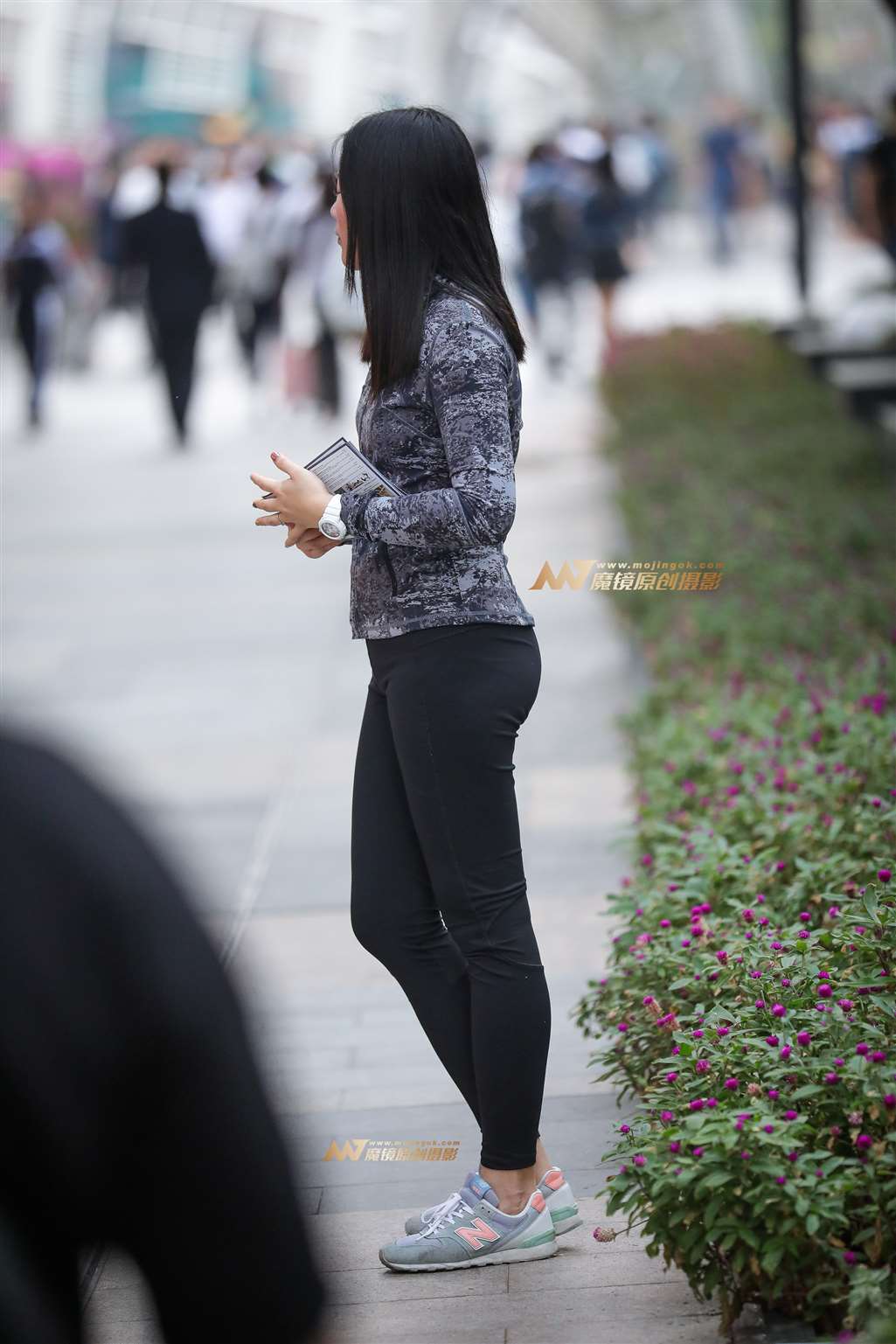 图片[5]-发传单的小妹 臀部还挺翘-街拍流行馆
