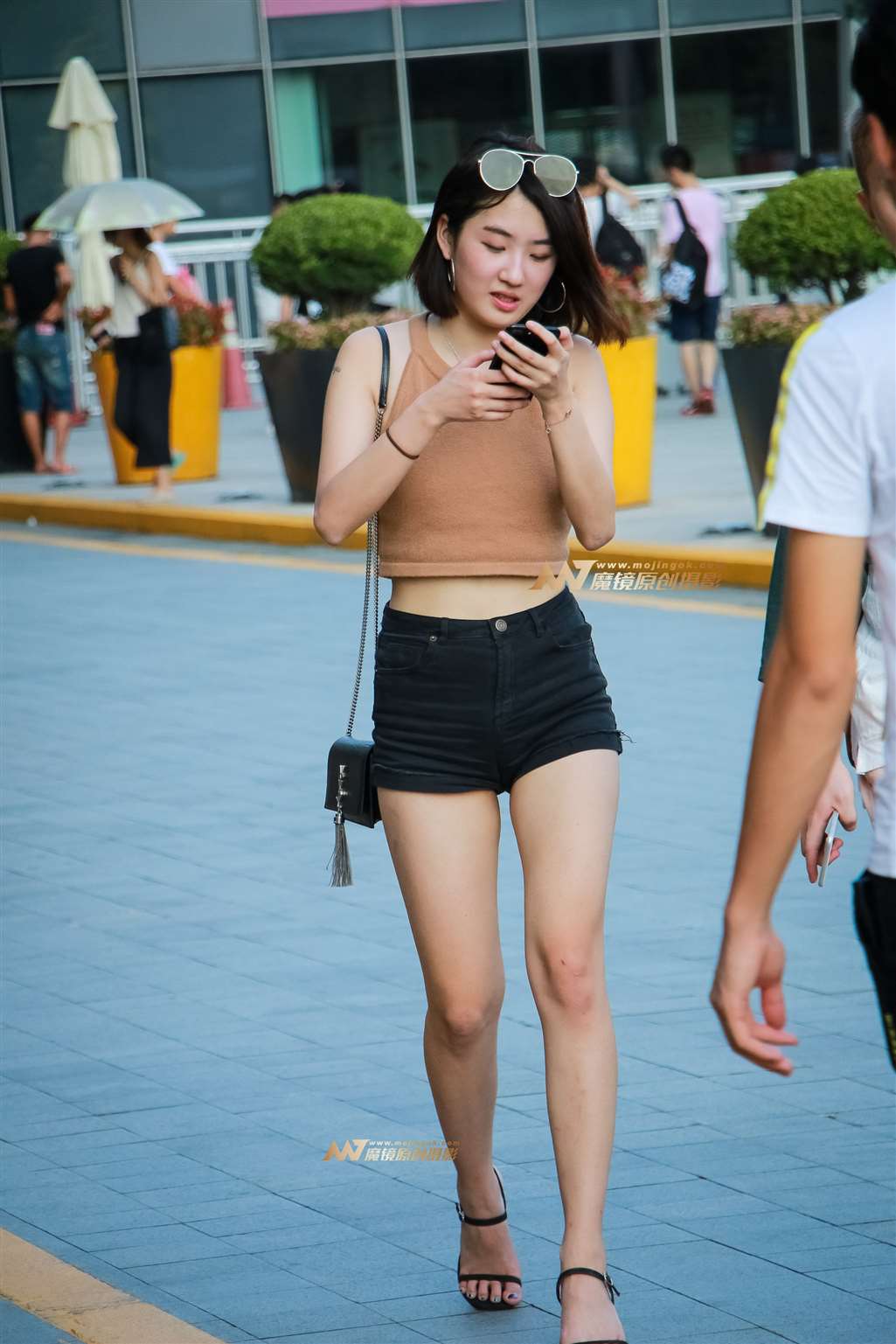 图片[1]-热裤短发美女,臀肥肉多-街拍流行馆