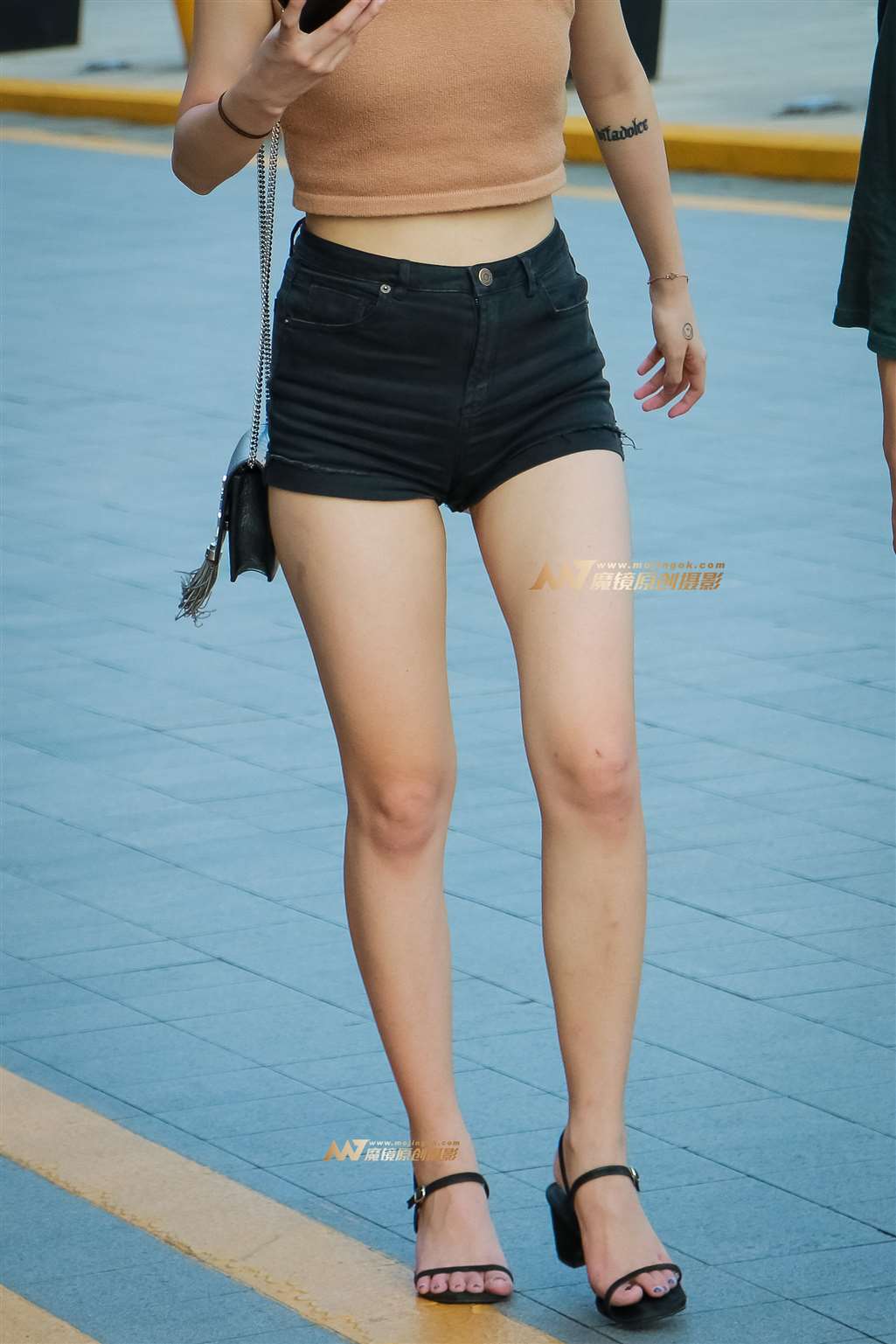 图片[5]-热裤短发美女,臀肥肉多-街拍流行馆