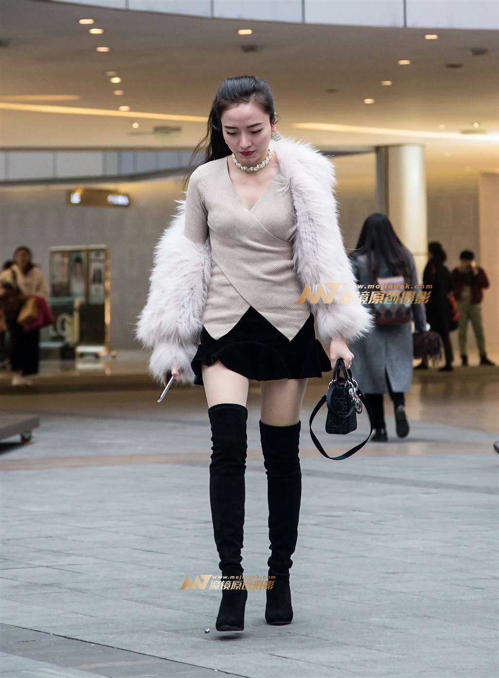 图片[1]-长靴美女-街拍流行馆