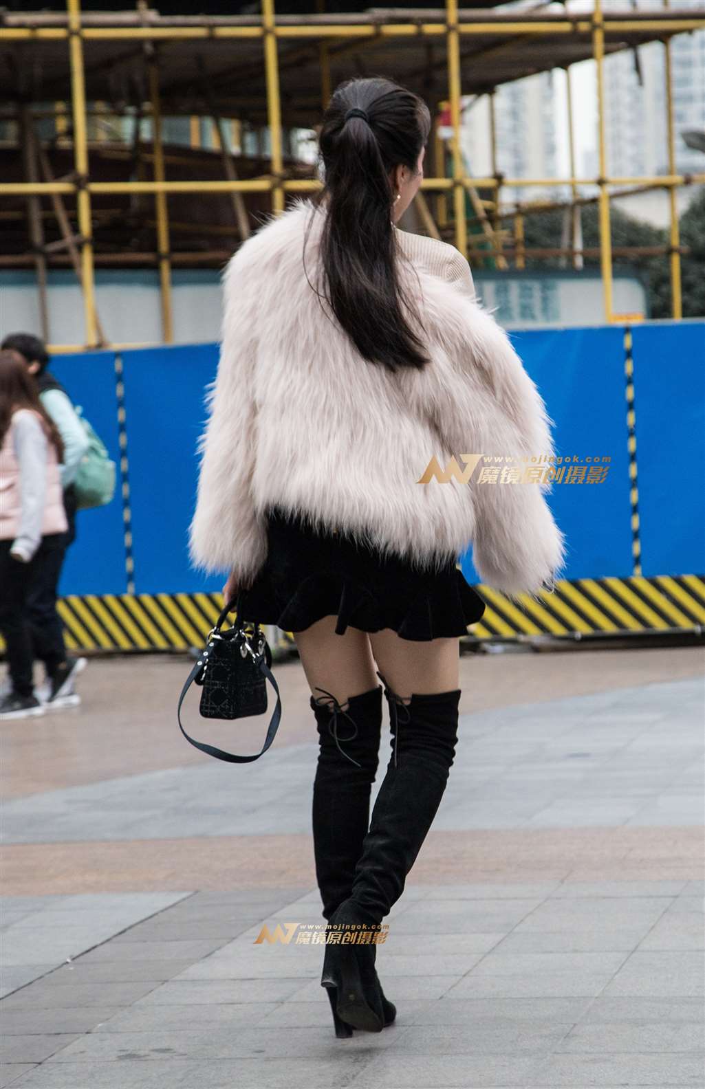 图片[2]-长靴美女-街拍流行馆