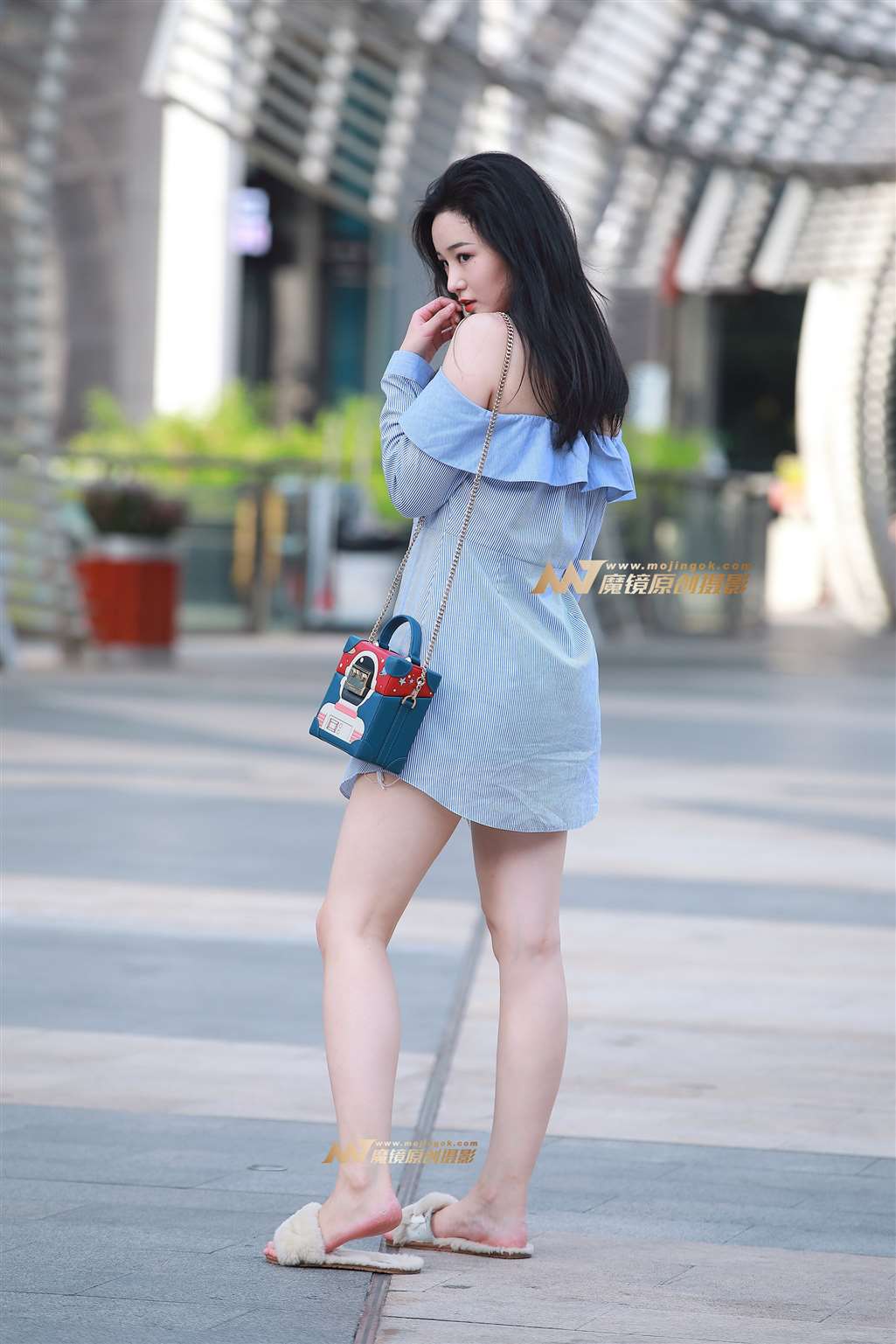 图片[1]-摆拍的妩媚女孩-街拍流行馆