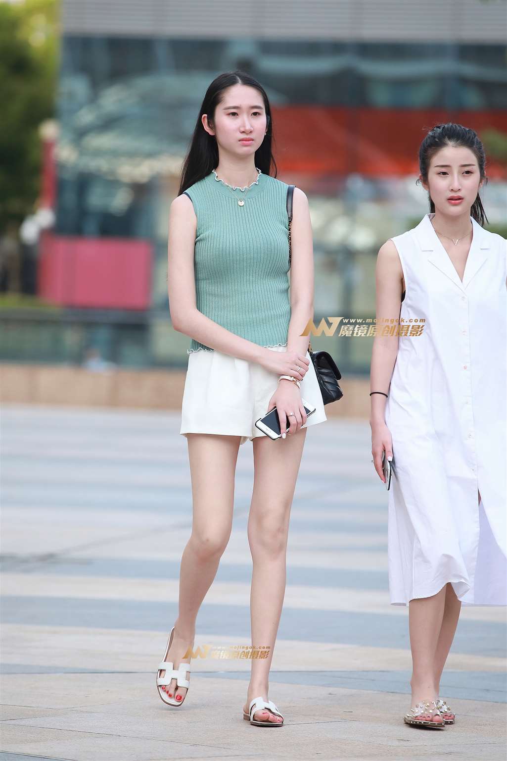 图片[1]-羞涩的长腿女孩-街拍流行馆