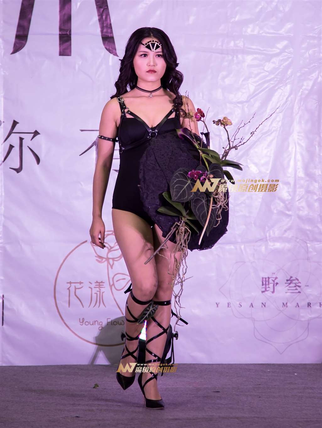 图片[1]-神奇女侠翘臀娇-街拍流行馆