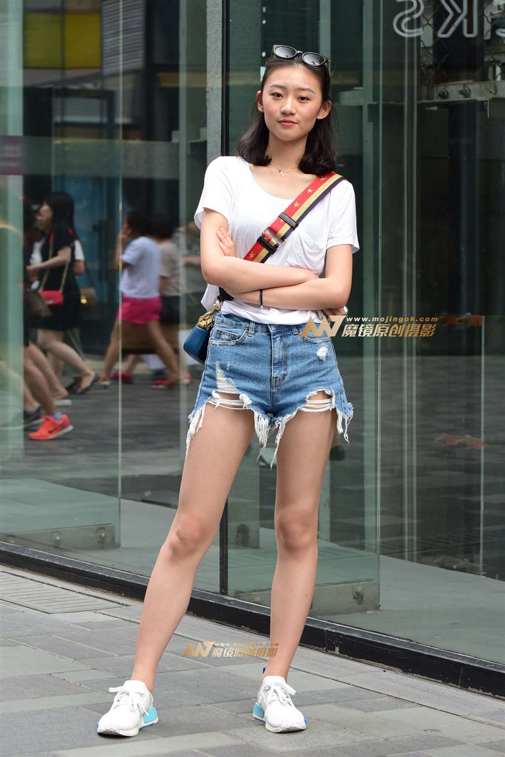 图片[4]-笑容甜美的热裤小妹-街拍流行馆