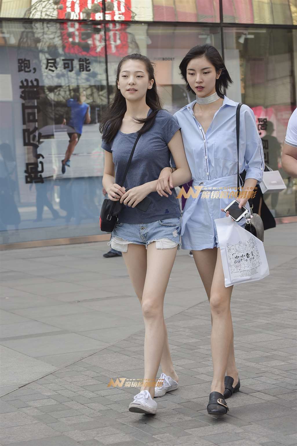 图片[1]-热裤小姐妹-街拍流行馆