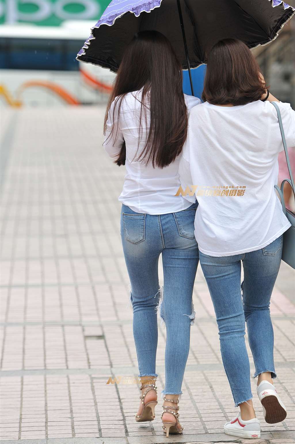 图片[1]-破洞紧身牛仔美女-街拍流行馆