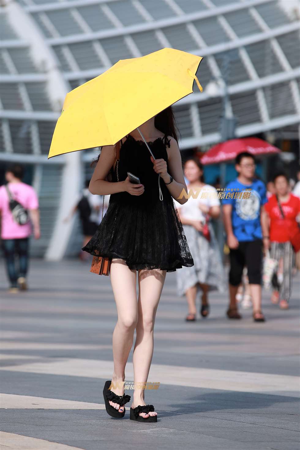 图片[3]-蕾丝连衣裙，白皙裸腿-街拍流行馆