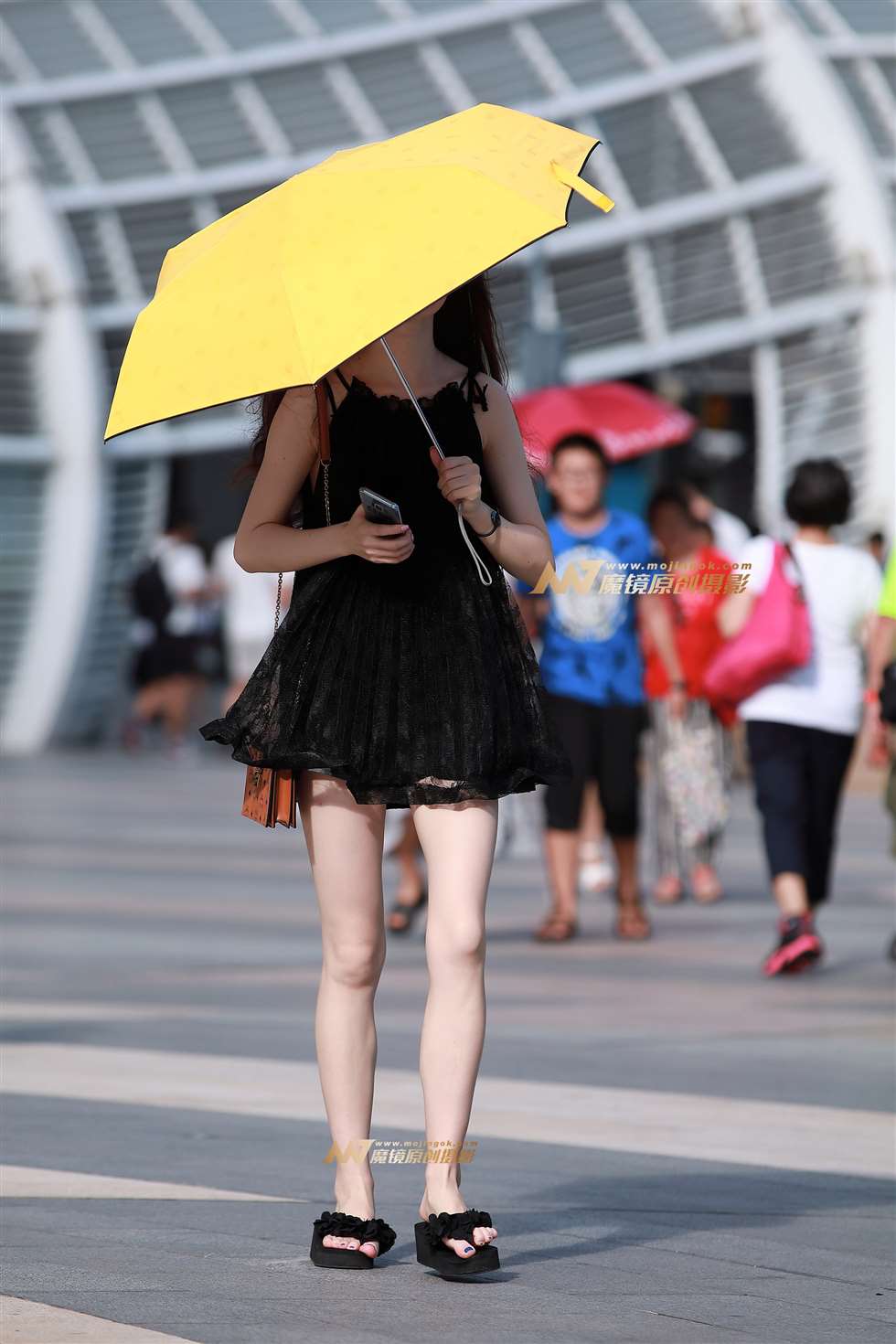 图片[4]-蕾丝连衣裙，白皙裸腿-街拍流行馆