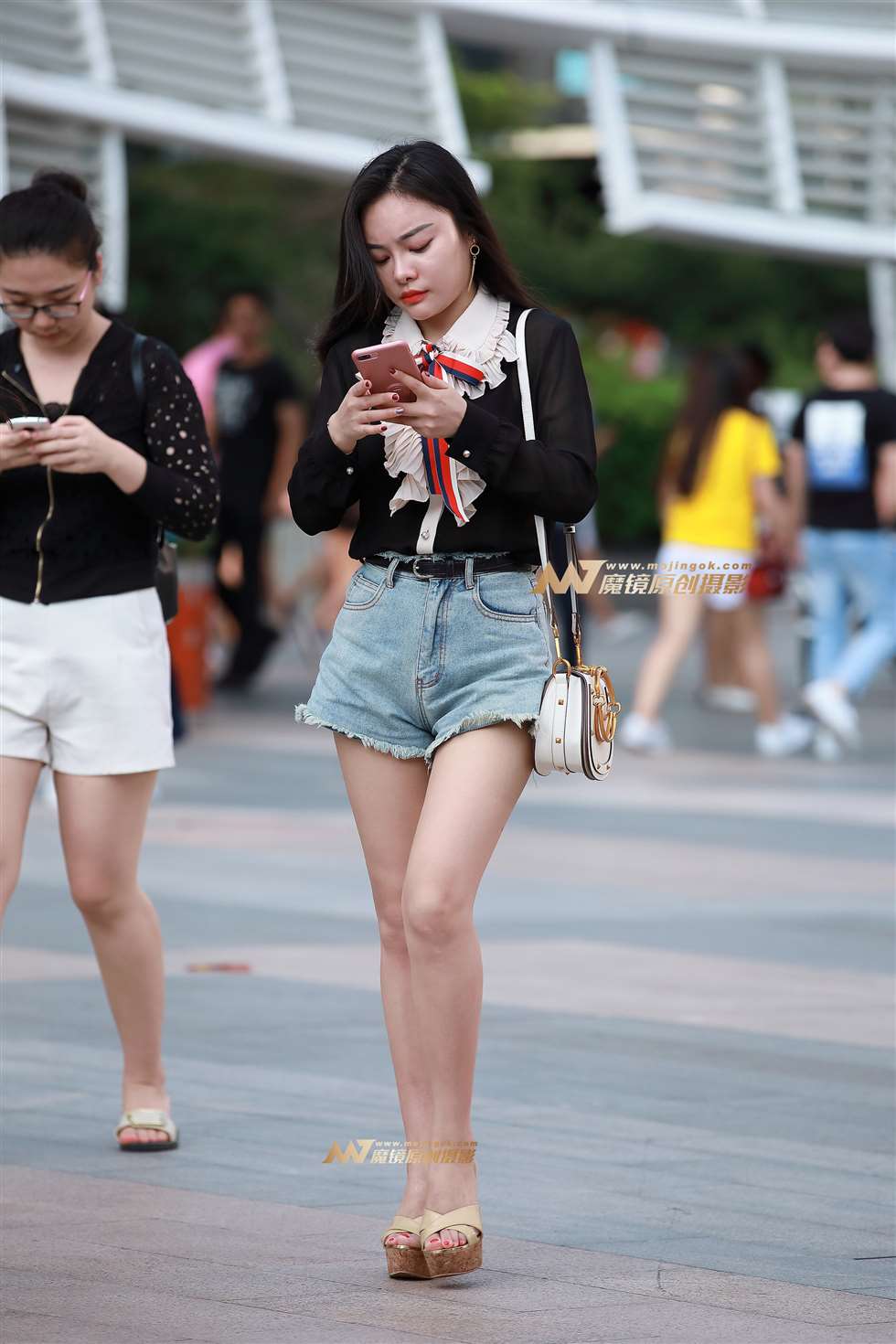 图片[3]-热裤，裸腿，厚底凉拖-街拍流行馆
