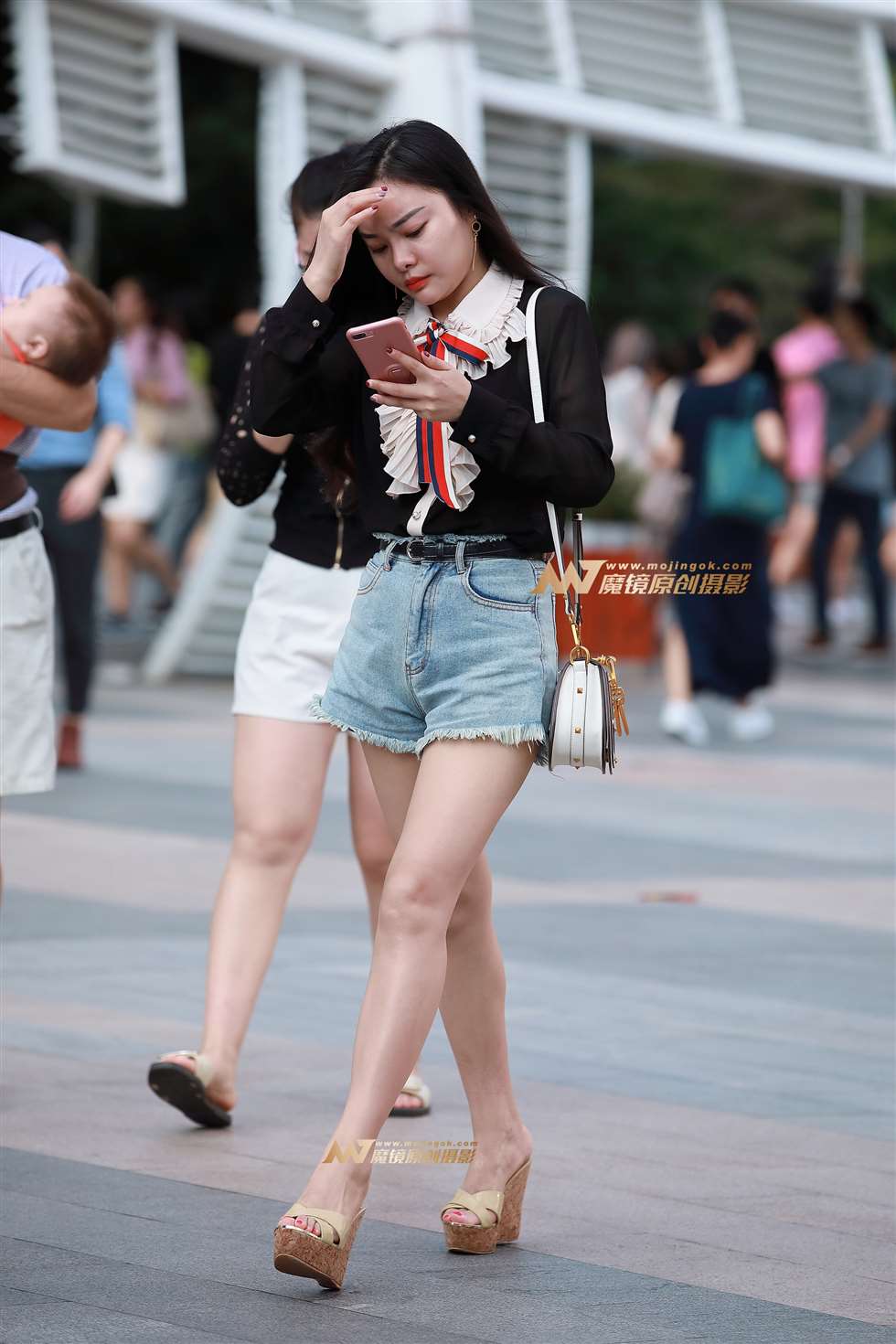 图片[5]-热裤，裸腿，厚底凉拖-街拍流行馆
