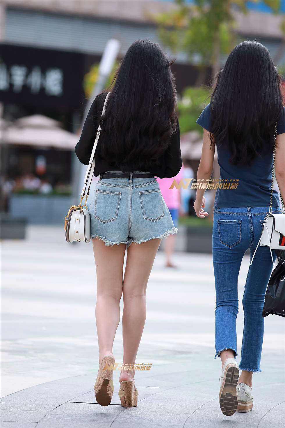 图片[2]-热裤，裸腿，厚底凉拖-街拍流行馆