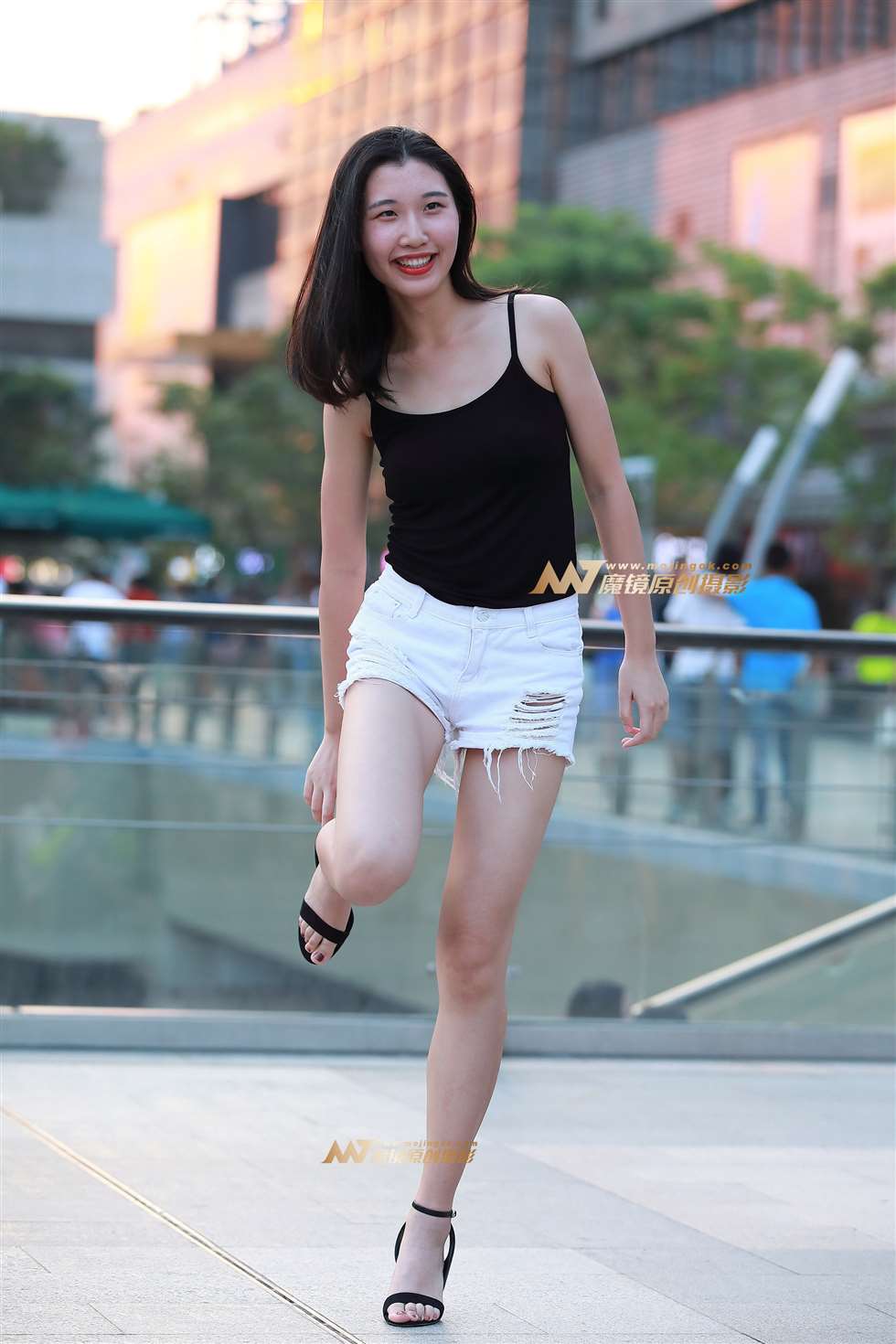 图片[3]-热裤，裸腿，凉高，美女-街拍流行馆