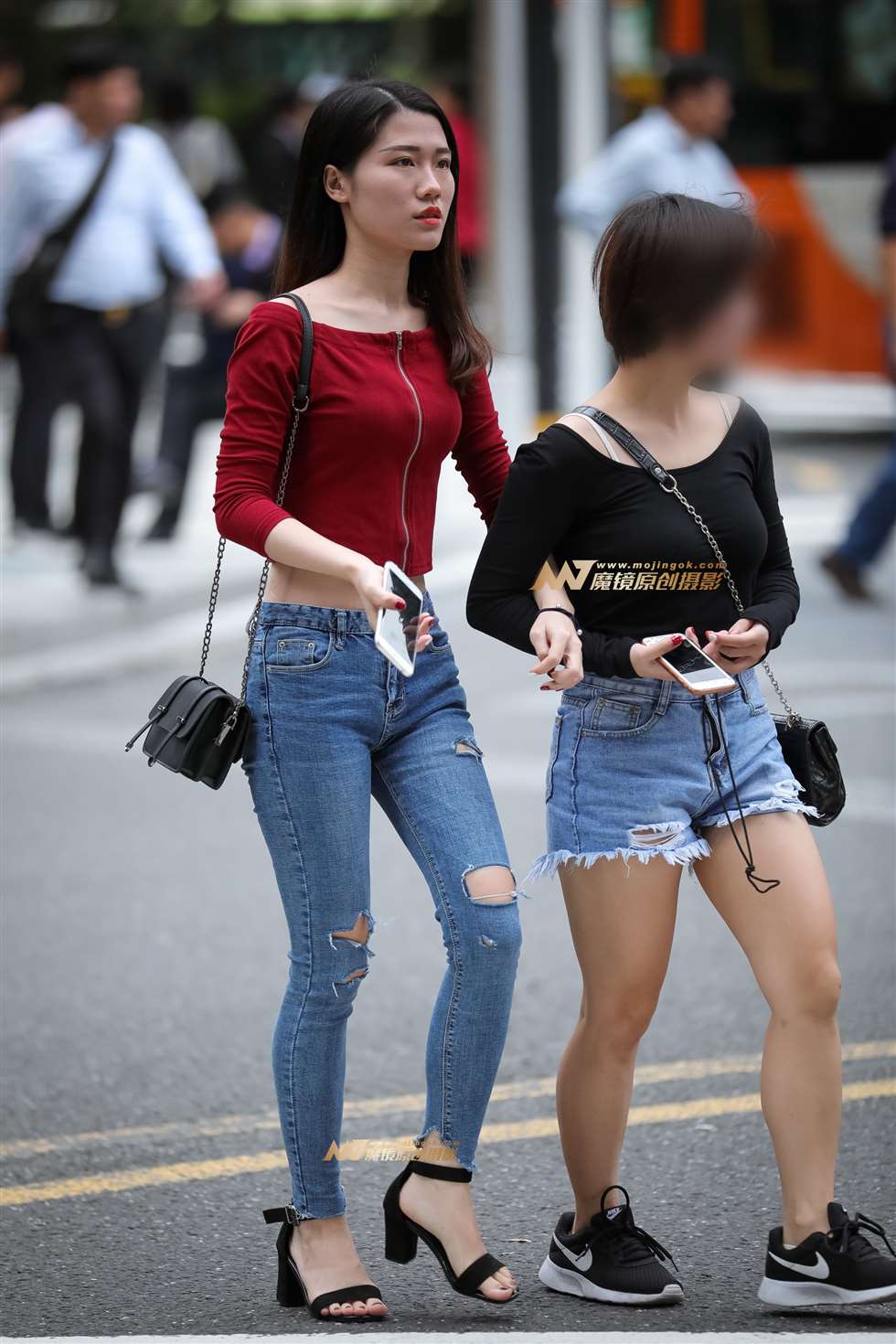 图片[1]-牛仔紧身美女,笑起来很甜美-街拍流行馆