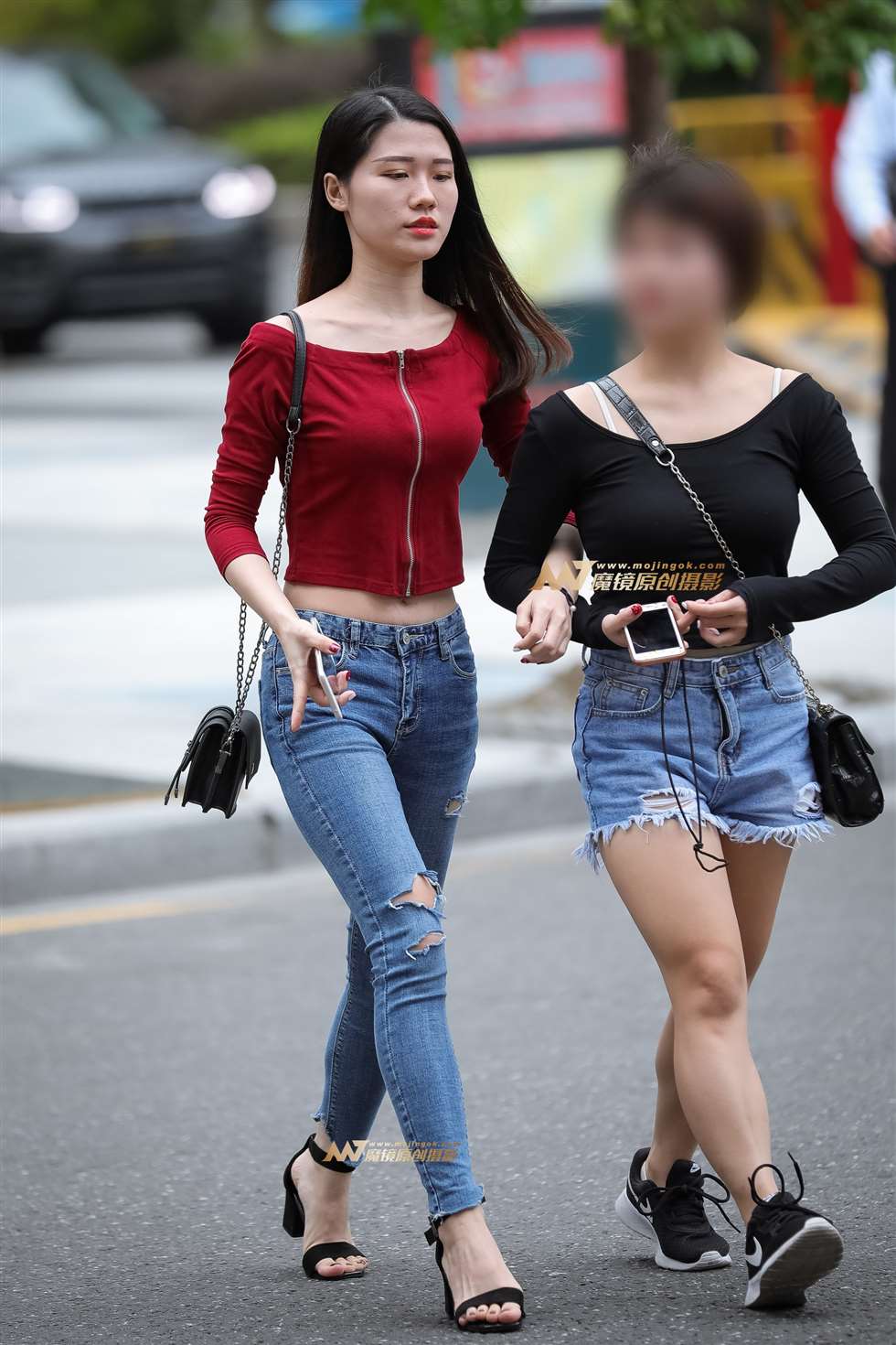 图片[3]-牛仔紧身美女,笑起来很甜美-街拍流行馆