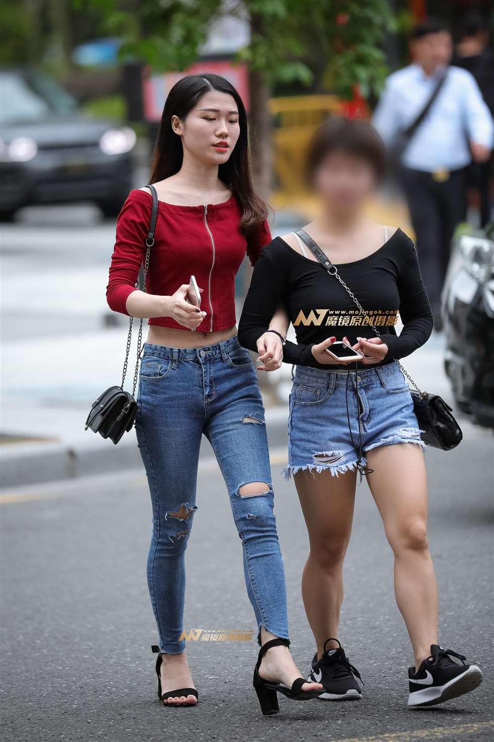 图片[4]-牛仔紧身美女,笑起来很甜美-街拍流行馆