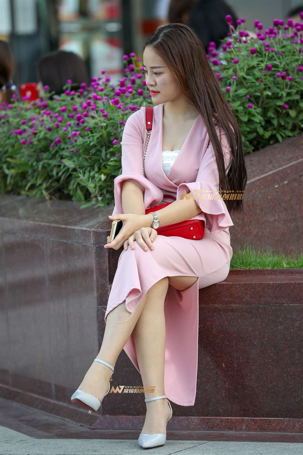 图片[1]-包臀长裙美女,臀部丰满身材圆润-街拍流行馆