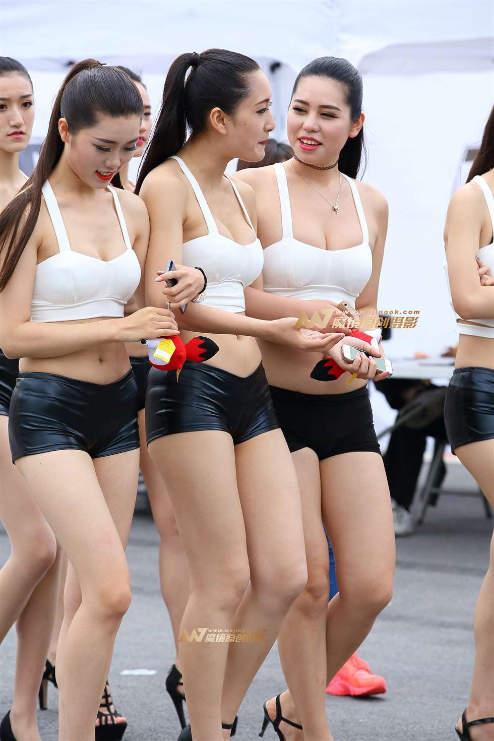 图片[3]-一群移动的皮裤美腿-街拍流行馆