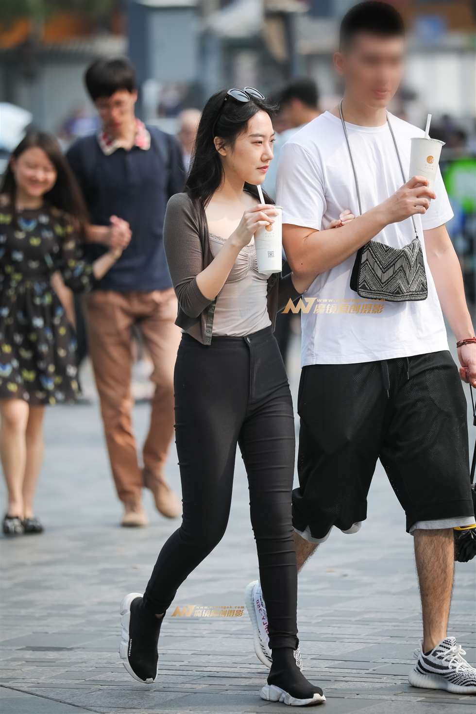 图片[1]-高腰紧牛女友-街拍流行馆