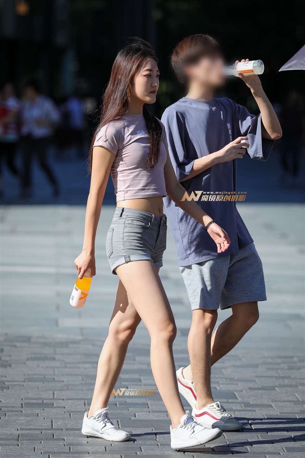 图片[1]-牛仔热裤小蛮腰-街拍流行馆