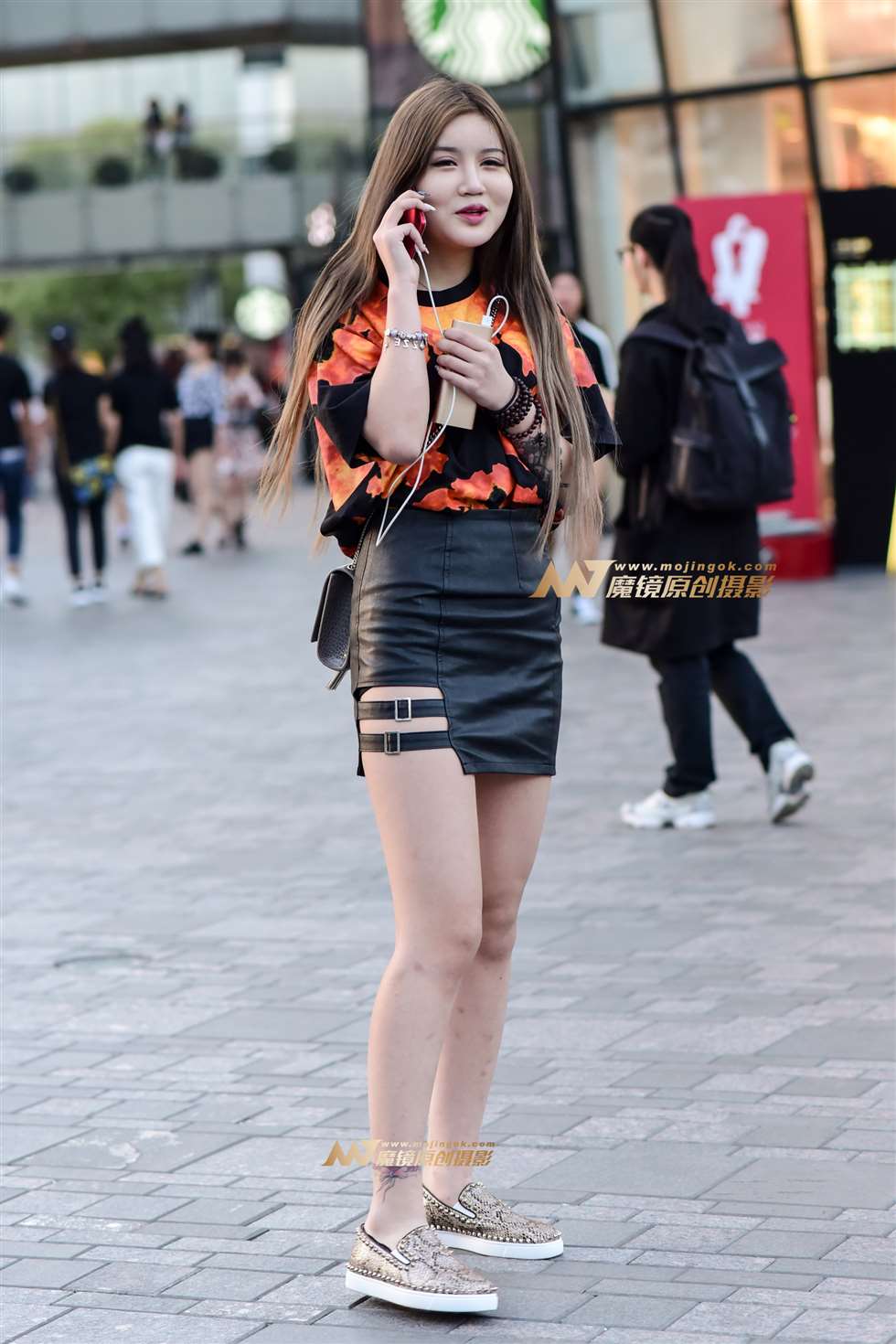 图片[1]-裹臀皮裙纹身女-街拍流行馆