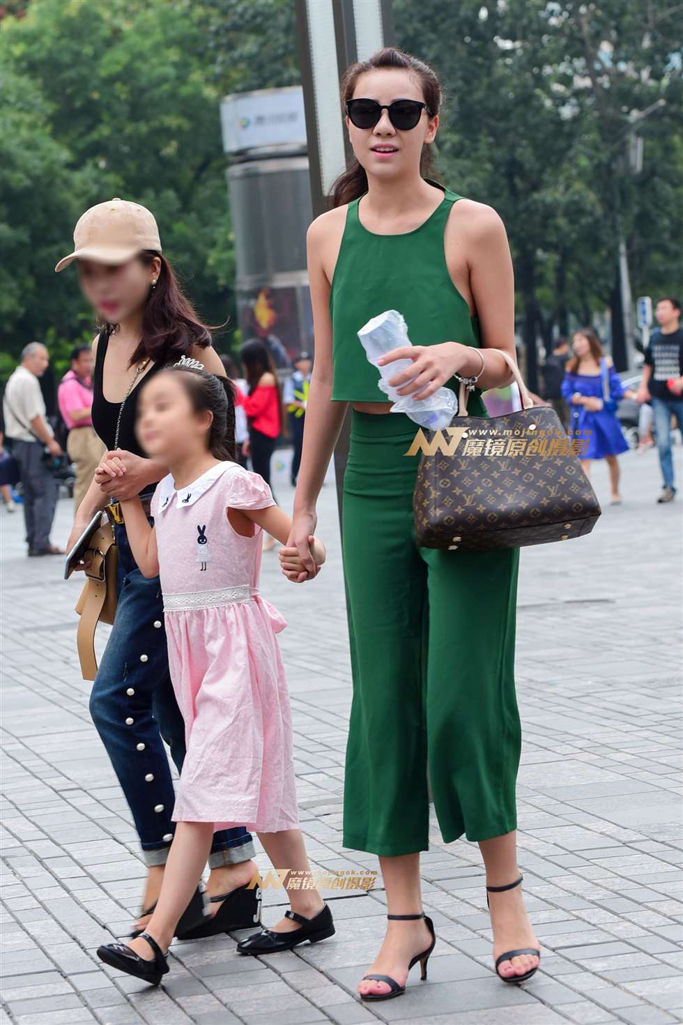 图片[1]-时尚靓丽的人妻少妇 蕾丝内痕若隐若现-街拍流行馆